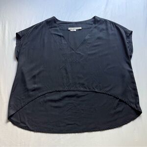 THE TINY CLOSET black sleeveless boxy vneck hi lo hem oversized shirt